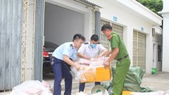 Bắt giữ 1,2 tấn trường lợn đông lạnh không rõ nguồn gốc