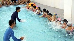Không nhất thiết trường học nào cũng phải có bể bơi