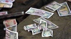 Rải tiền thật trong tháng cô hồn