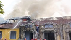 Dập tắt đám cháy ở di tích Quốc Tử Giám triều Nguyễn