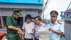 Vi phạm nhưng không thể phạt vì chỉ còn tàu... làm bằng xốp