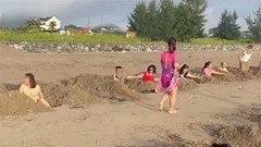 Chấn chỉnh hàng loạt hình ảnh phản cảm trên bãi biển Cửa Lò