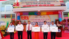 TP.HCM trao tặng sách và đồ dùng học tập cho các huyện ngoại thành