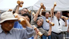 “Thuê” trẻ nhỏ khuấy động viện dưỡng lão