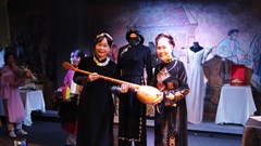 Bảo tàng Áo dài tiếp nhận áo dài hát Then, đàn Tính