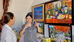 Cô gái khuyết tật ở Quảng Ngãi vẽ tranh bằng cả trái tim