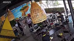 Đà Nẵng: Tạm đình chỉ công tác cán bộ ném tiền lẻ trong quán ăn