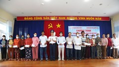 Vùng Cảnh sát biển 2 hỗ trợ người dân Lý Sơn bị thiệt hại do bão