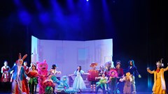 Nhạc kịch Alice in Wonderland: Thay đổi để tạo sự hấp dẫn