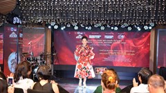 Xác lập kỷ lục Guinness xếp hình lá cờ Việt Nam