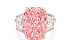 Viên kim cương hồng quý hiếm phá kỷ lục về giá cho mỗi carat