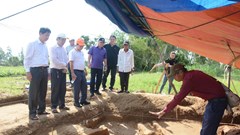 Kiểm tra công tác khai quật thăm dò tại di tích thành cổ Châu Sa