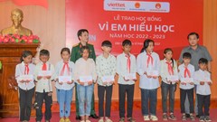 Điện Biên: Trao học bổng "Vì em hiếu học" cho học sinh nghèo vượt khó
