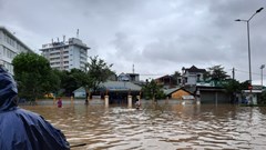 Thừa Thiên Huế: Gần 20.000 nhà dân ngập trong nước lũ, nhiều tuyến đường sạt lở, ách tắc giao thông