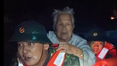 Bộ đội cứu dân trong biển nước