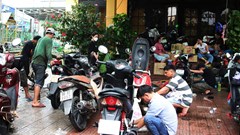 Sửa xe miễn phí cho người dân sau mưa lũ