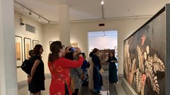 Phu nhân các Đại sứ trải nghiệm highlight tour "Tranh sơn mài Việt Nam"