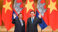Chủ tịch Quốc hội Vương Đình Huệ hội đàm với Chủ tịch Thượng viện Vương quốc Campuchia