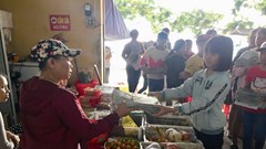 Gấp túi giấy tặng tiểu thương, du khách trên đảo Cù Lao Chàm
