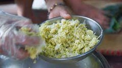 Những gánh cốm “chở” mùa thu Hà Nội