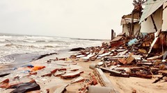 Bờ biển Cẩm An bị sạt lở toàn tuyến do mưa bão dồn dập