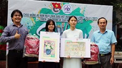 Triển lãm tranh vẽ của học sinh lớp 10