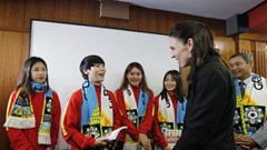 Thủ tướng New Zealand gặp mặt đội tuyển bóng đá nữ Việt Nam