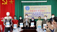 Tặng sổ BHXH, thẻ BHYT nhân dịp Tết Quý Mão