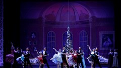 Biểu diễn vũ kịch “Kẹp hạt dẻ” đón chờ Giáng sinh