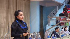 Kiện tướng Dance sport Khánh Thi chăm chú xem chồng thi đấu