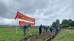 Khám bệnh, cấp phát thuốc và tặng quà cho vùng đồng bào DTTS