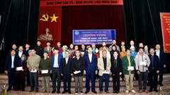 Lào Cai tặng sổ BHXH, thẻ BHYT cho người dân khó khăn