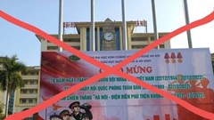 Tạm đình chỉ công tác 2 cán bộ in pano có hình quốc kỳ không phù hợp