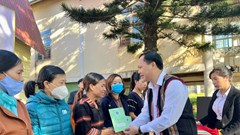 Trao an sinh tới người dân có hoàn cảnh khó khăn