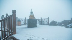 Du khách háo hức phám phá tuyết rơi trên đỉnh Fansipan