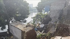 Hà Nam khẩn trương di dời các hộ dân ra khỏi vùng sạt lở ven sông Nhuệ