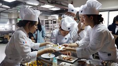 Sinh viên tổ chức bữa ăn cho thầy cô, ba mẹ làm bài thi kết thúc môn