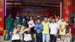 Mang Tết đến với nghệ sĩ nghèo