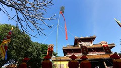 Dựng nêu đón Tết ở khu di sản Huế