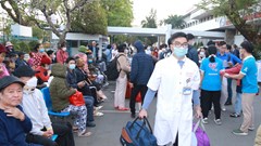 “Chuyến xe yêu thương” đưa hàng trăm bệnh nhân nghèo về quê đón Tết