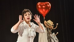 Sân khấu “tươi sống”, sân khấu “đóng hộp”