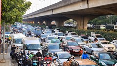 Giao thông ùn tắc khi nhiều người dân trở lại Thủ đô