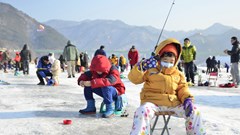 Rộn ràng lễ hội băng tuyết mùa xuân