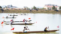 Kon Tum: Sôi nổi Giải đua thuyền độc mộc trên dòng sông Đăk Bla