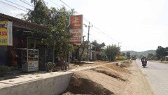 Dân bức xúc vì nền đường quốc lộ 19 cao hơn nền nhà