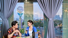 Giới trẻ đổ về trung tâm thương mại tận hưởng “ăn – chơi – sắm” ngày Valetine