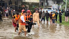 Đi xe  máy qua đập tràn, một người đàn ông bị nước cuốn tử vong