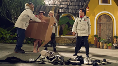 Ê-kíp sản xuất "2 ngày 1 đêm" lên tiếng về cảnh quay Hieuthuhai bị lột đồ