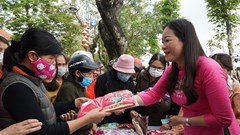 Huế: Gian hàng 0 đồng tặng hơn 2.000 áo dài cho phụ nữ khó khăn