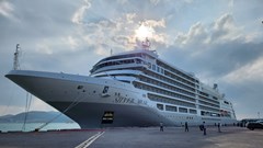 Tàu cao cấp Silver Muse đưa hơn 300 du khách quốc tế cập cảng Nha Trang